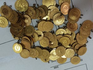 Aur, pus in vanzare de Finanţele Publice din Arad, miercuri, 9 septembrie 2015. Finanţele Publice din Arad scot la vânzare 22 de kilograme de lingouri şi bijuterii din aur care fuseseră confiscate în 2012 la frontieră, de la un cetăţean turc, preţul cerut de Fisc fiind de 130 de lei pe gram. MARIAN BUGA / MEDIAFAX FOTO