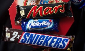 23 Feb 2016, Düsseldorf, Rhineland, Germany --- Various Mars chocolate bars pictured on a table in Duesseldorf, Germany, 23 February 2016. The US chocolate producer Mars has begun a major product recall after a piece of synthetic material was found in a chocolate bar. PHOTO: FEDERICO GAMBARINI/DPA --- Image by © Federico Gambarini/dpa/Corbis